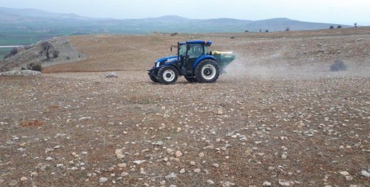 Elazığ’da meralarda gübreleme çalışması sürüyor
