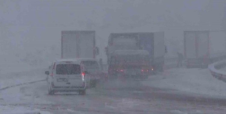 Sürpriz kar yolda bıraktı
