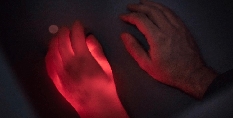 Sahte elle beyni kandırdılar, acı azaldı