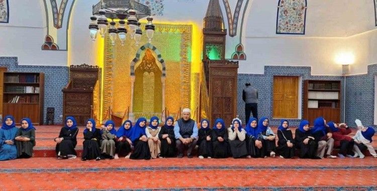 Kur’an kursu öğrencileri tarihi camide iftar açtı
