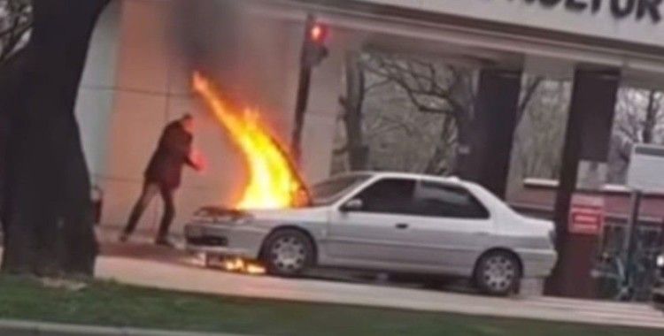 Seyir halindeyken arıza yapan araç alev topuna döndü
