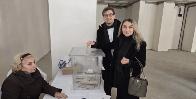 CHP'de cumhurbaşkanı adayı bugün belli oluyor | Oy kullanma işlemi başladı: İmamoğlu'nun eşi ve oğlu oy kullandı