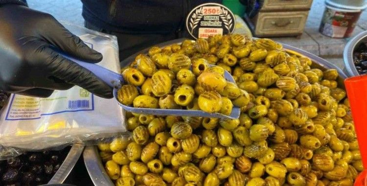 Oruçluyken susamamak için ekşisi ve tuzu az olan zeytinler daha çok tercih ediliyor
