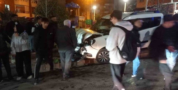 Siirt’te kamyonet ile otomobil çarpıştı: 1 yaralı
