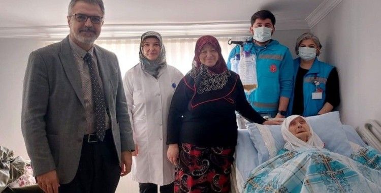 Evde sağlık ekipleri yalnız bırakmıyor
