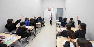 Anamur’da öğrencilere ücretsiz eğitim desteği
