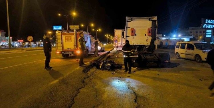 Mardin’de motosiklet park halindeki tıra çarptı: 2 yaralı
