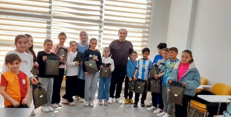 Hisarcık Eti Maden Gençlik Merkezinde kurs gören öğrencilere bayram harçlığı ve hediye
