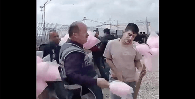 Bakan Yerlikaya, pamuk şekeri satan engelli gence yardım eden polisleri tebrik etti