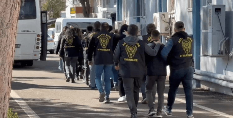 Batman'dan Diyarbakır'daki nevruza yankesicilik için gelen 5'i hamile kadın 14 şüpheli çaldıkları 19 telefonla yakalandı