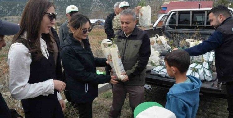 Feke’de öğrenciler fidanları toprakla buluşturdu
