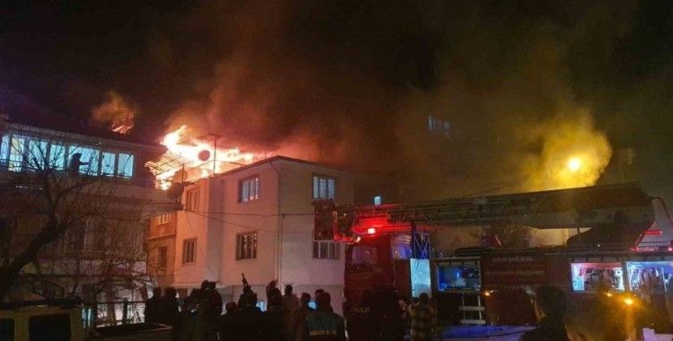 Manisa Demirci’de ev yangını... Ekipler seferber oldu
