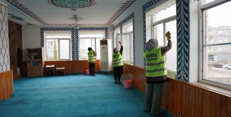 Kahta’da Kadir Gecesi ve bayram öncesi camilerde temizlik seferberliği

