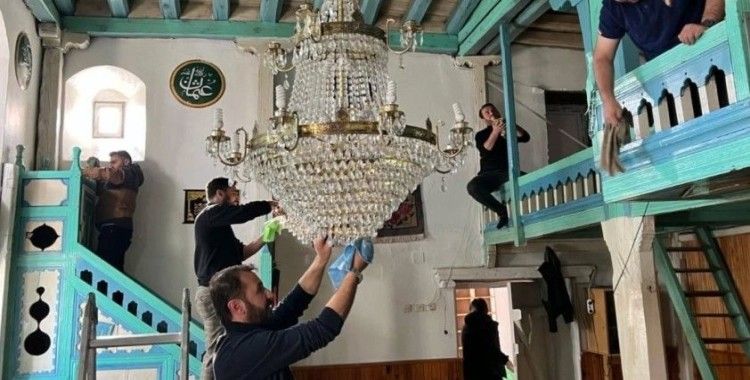 Üniversite öğrencileri camileri temizledi
