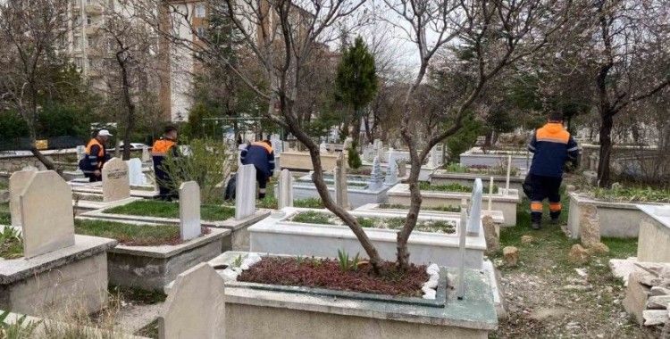 Niğde Belediyesi’nden mezarlıklarda bayram temizliği
