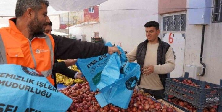 Hijyenik pazar ortamı için pazarcı esnafına çöp poşeti dağıtıldı
