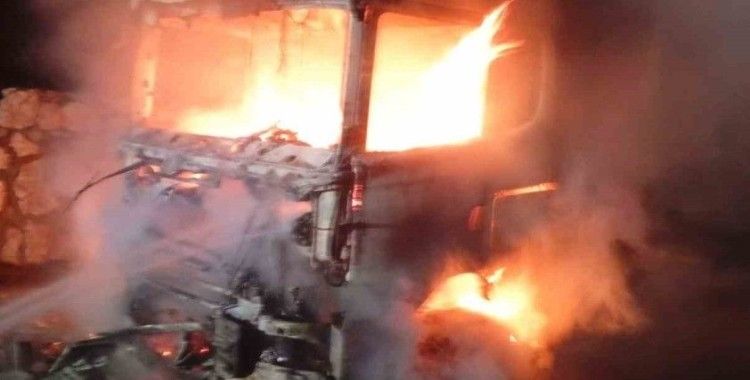 Mersin’de yanan tır kullanılamaz hale geldi
