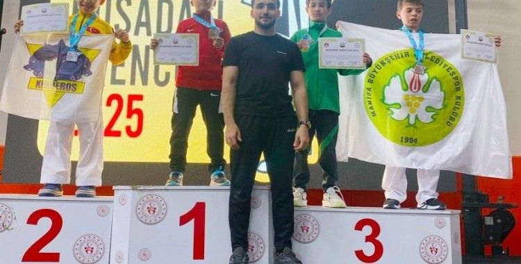 Aliağalı karateciler Kuşadası’ndan 5 madalya ile döndü
