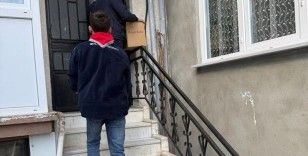 Simav’da Diyanet İzcilerinden ihtiyaç sahiplerine erzak kolisi ve market çeki
