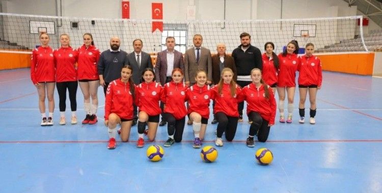 Kadın voleybol takımı antrenmanlara başladı
