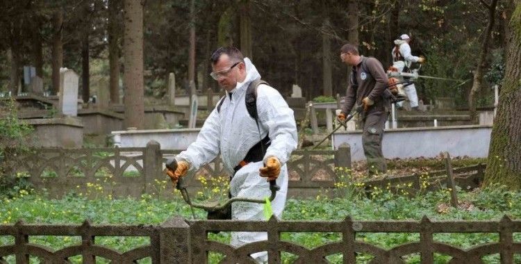 Mezarlıklar bayrama hazırlanıyor
