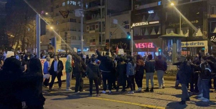 Çoğunluğu liseli olan protestocular alkolün de etkisi ile birbirine girdi
