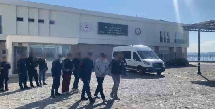 Ayvalık’ta Sahil Güvenlik ekipleri göçmen kaçakçılarını kıskıvrak yakaladı
