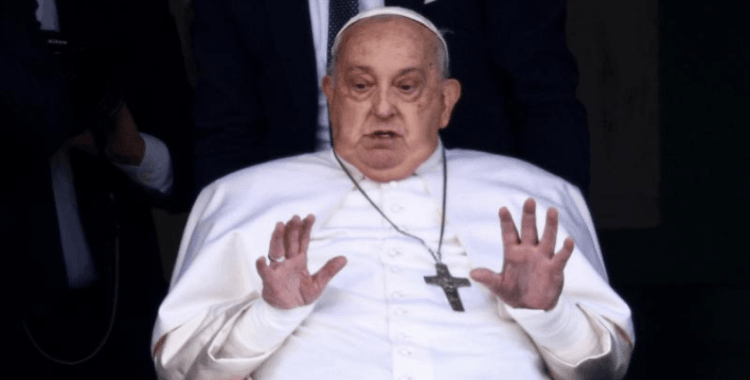 Vatikan: Papa eskisi gibi olmasa da yönetime dönecek