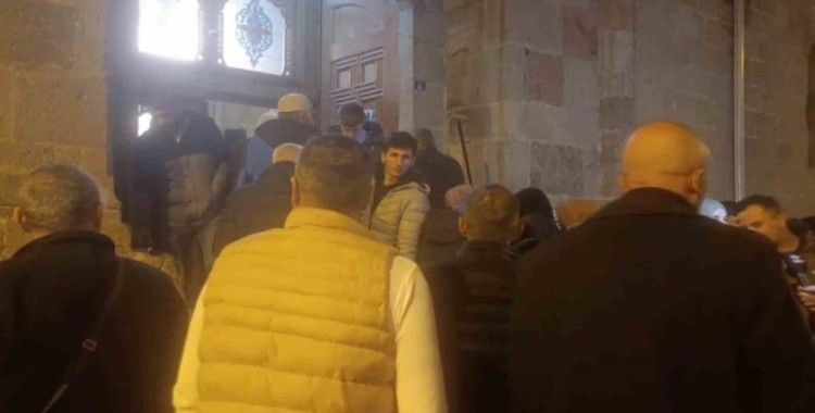 Erzurumlular Kadir Gecesi’nde tarihi camilere akın etti
