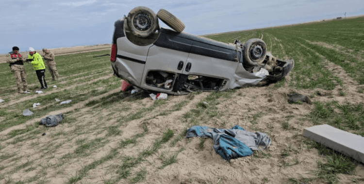 Adilcevaz'da hafif ticari araç takla attı: 5 yaralı