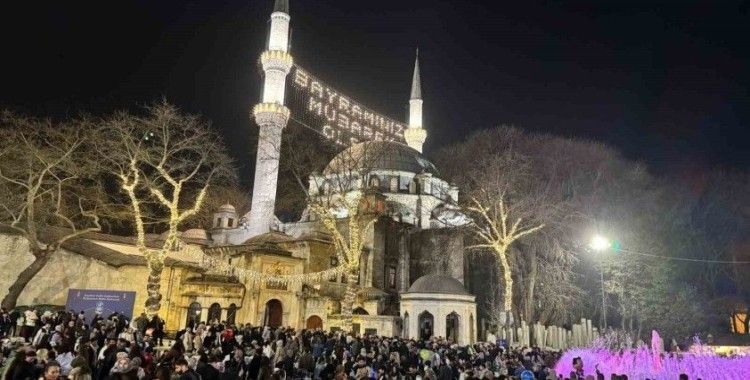 Kadir Gecesi nedeniyle binlerce insan Eyüpsultan Camii’ne akın etti
