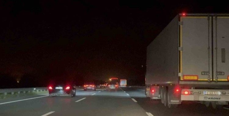 Bayram tatilini uzatmak isteyenler yola çıktı, otoyolda yoğunluk oluştu
