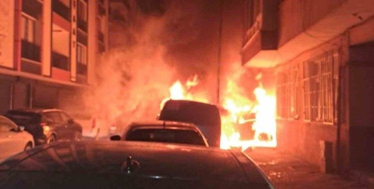 Bahçelievler’de 5 araç alev topuna döndü
