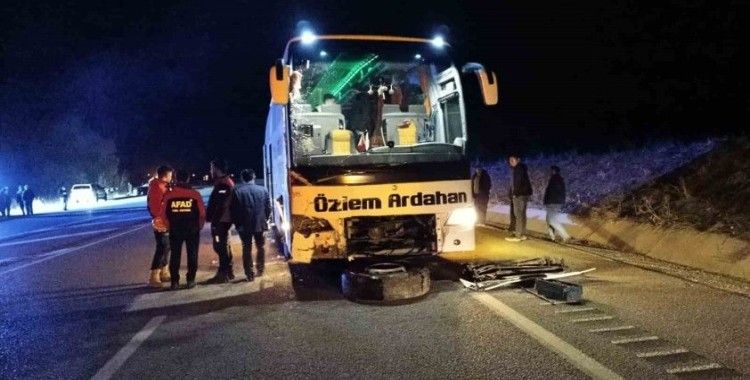 Sivas’ta otobüs ile otomobil çarpıştı: 10 yaralı

