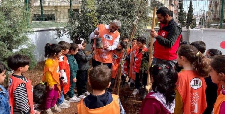 Minik eller fidan dikerek geleceğe nefes oldu
