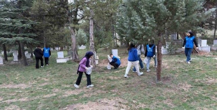 Hisarcık’ta öğrencilerden mezarlıkta çevre temizliği
