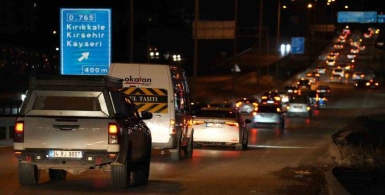 43 ilin geçiş noktasında bayram trafiği böyle görüntülendi
