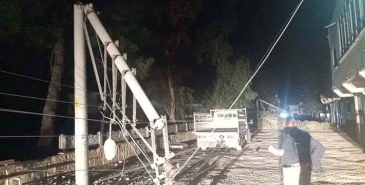Fırtına ağaçları devirdi, elektrik direklerini kırdı
