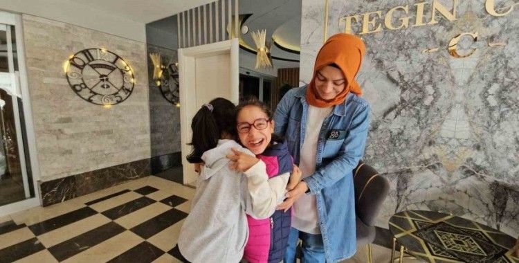 Cumhurbaşkanı Erdoğan’ın akülü tekerlekli sandalye hediye ettiği engelli kızlar bayrama mutlu girdi
