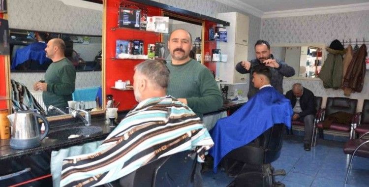 Tercan’da berberlerde bayram yoğunluğu
