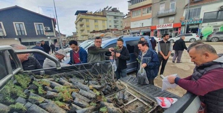 Demirci’de vatandaşlara 3 bin fidan dağıtıldı
