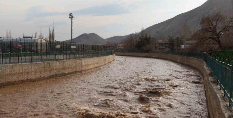 Oltu Çayı yine coşmaya başladı
