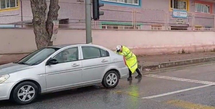 Aydın’da arızalanan araca polis yardımı
