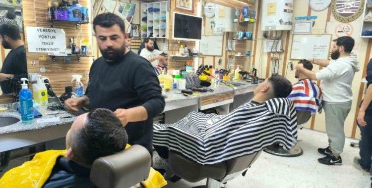 Saç tıraşını son güne bırakanlar bayrama berber dükkanlarında girdi
