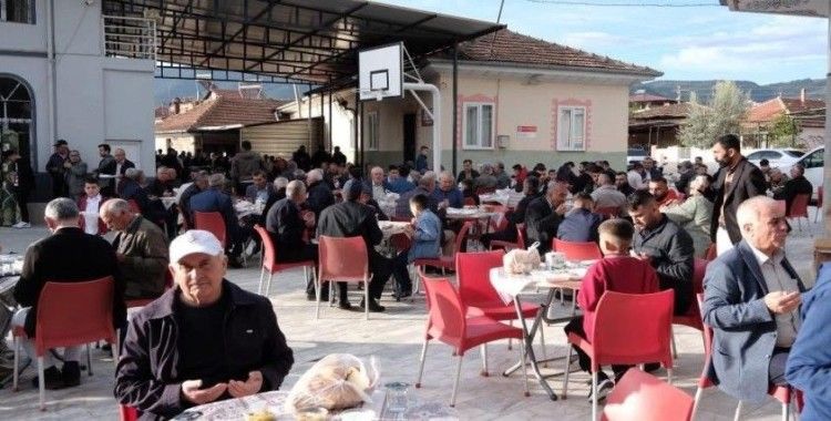 Mahalleli geleneksel bayram yemeğinde buluştu

