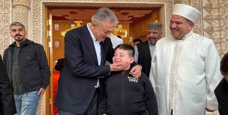 Vali Tuncay Akkoyun, bayram namazı sonrası vatandaşlarla bayramlaştı
