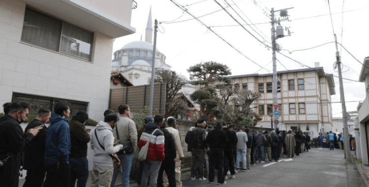 Tokyo'da bayram namazı 3 kez kılındı