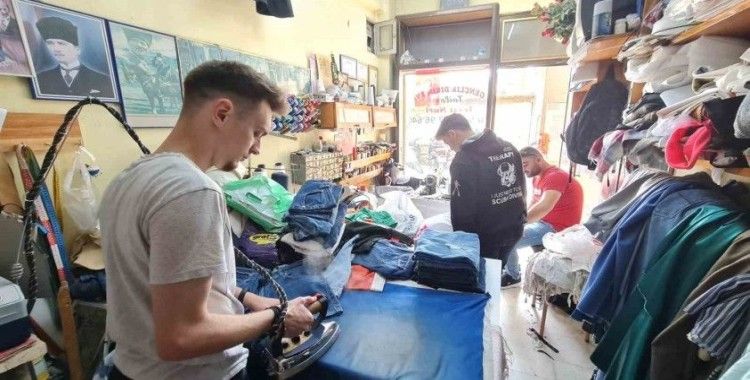 Kuşadası’nda berberler ve terziler sabaha kadar çalıştı
