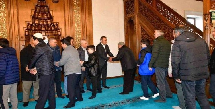 Ardahan’da protokol ile vatandaş camide bayramlaştı
