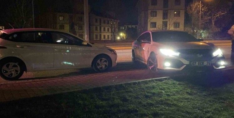 Maddi hasarla atlatılan kaza sonrası sürücüler arasında tartışma çıktı
